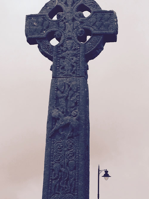 イェイツの墓があるドラムクリフ修道院の高十字