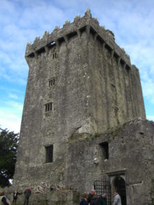 ブラーニー城（アイルランド南部コーク県）：城の上部にある石にキスをすると雄弁になれるとの伝説あり。モンゴメリはこの石のかけらを熱烈に欲しがり、スコットランド人の文通相手にお願いして送ってもらっています。